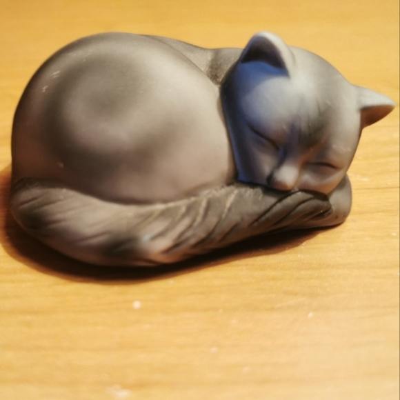 Sleeping Cat Figurine - Picture 3 of 7
